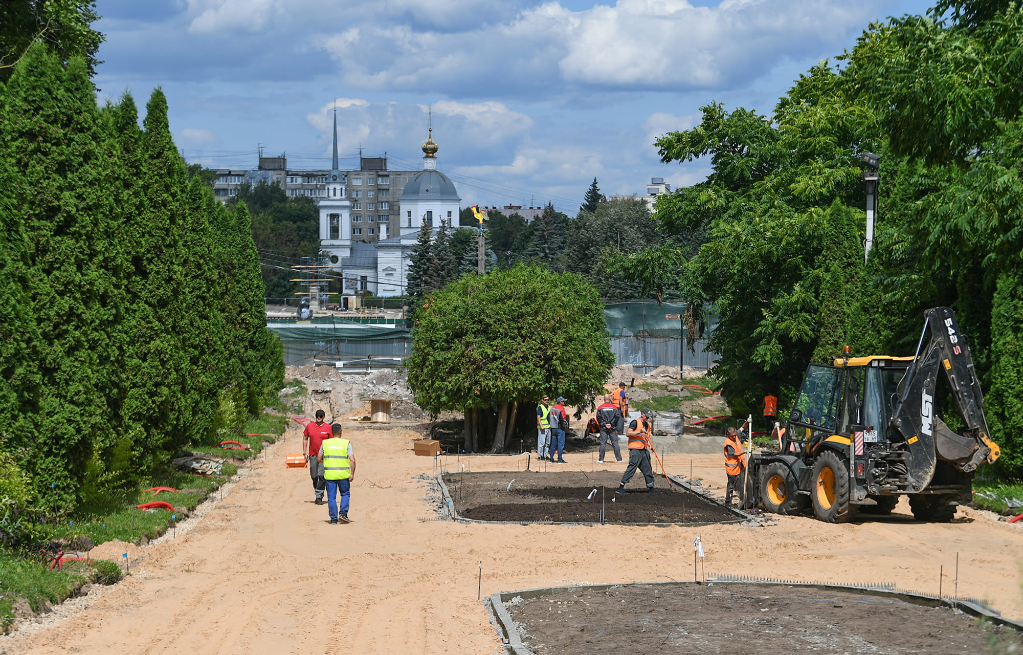 Виталий Королев и Алёна Аршинова проинспектировали ход реновации Городского сада в Твери