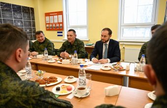 По решению Виталия Королева в Тверской области увеличили выплату контрактникам