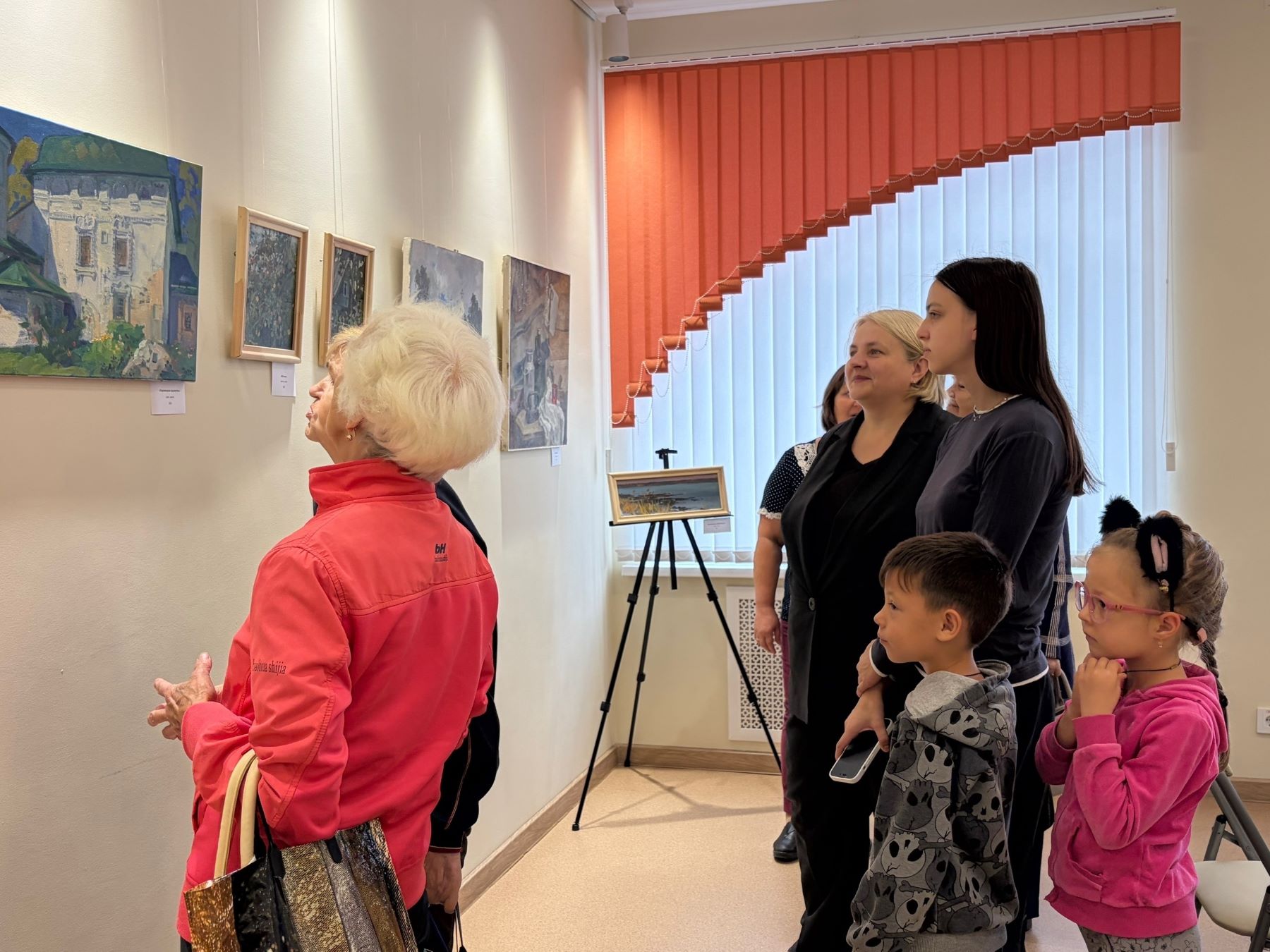В Торопце открылась выставка пленэрной живописи и книжной графики