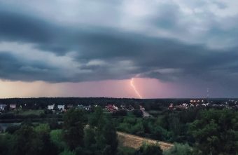 На Тверскую область надвигаются грозы с ливнями и градом гроза