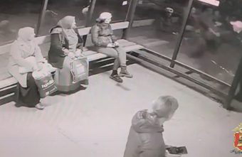 В Твери разыскали вандала, который повредил остановку остановку