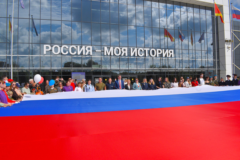 Тверь празднует День флага России