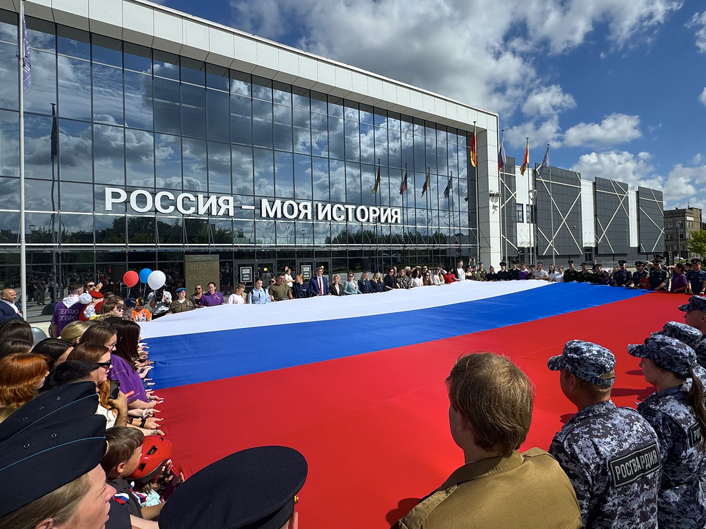 Тверь празднует День флага России