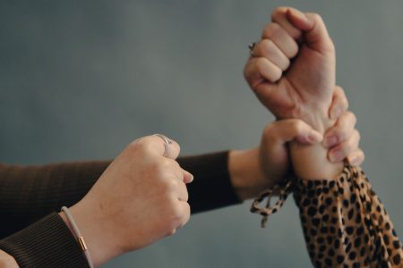 преследует