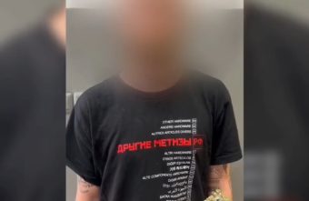 В Твери разыскали мужчину, гулявшего по магазину с запрещённой символикой на теле Твери