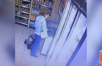 Женщина украла смартфон из алкомаркета в Твери Твери
