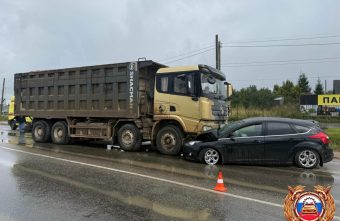 Появились подробности ДТП с участием легковушки и самосвала под Тверью самосвала