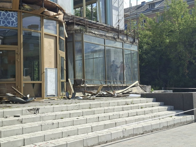 В Твери отбивают по кусочкам барельефы легендарного здания