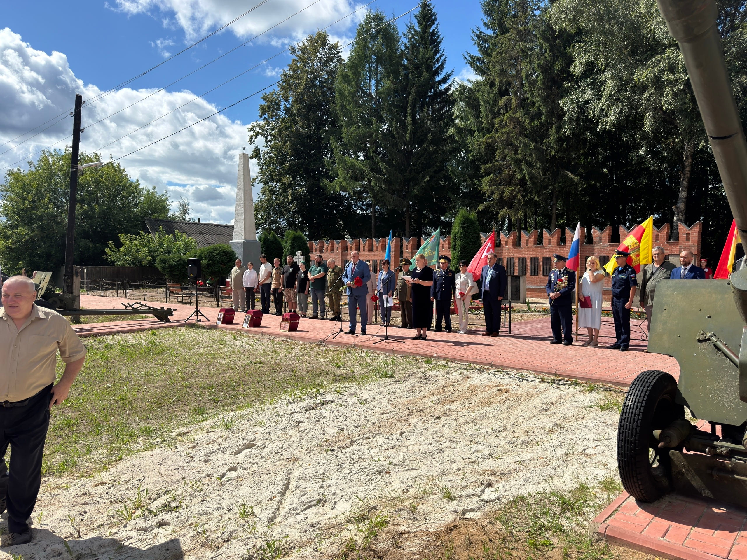 Трёх погибших лётчиков Великой Отечественной предали земле в Тверской области