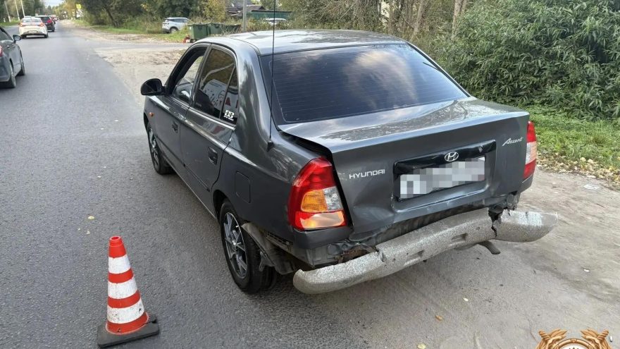 В Твери на улице Маяковского Volkswagen Passat врезался в Hyundai и скрылся