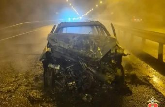 В Тверской области водитель скрылся с места ДТП, оставив горящий автомобиль Тверской