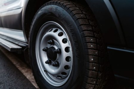 Перерасчёт скоростных лимитов, новые экзамены в автошколе и ограничения для курьеров: Минтранс меняет правила для водителей водителей