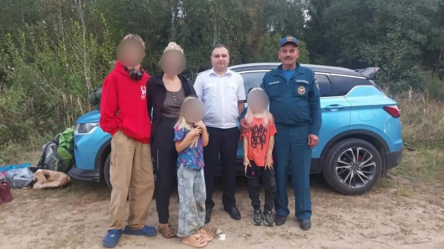 Спасатели вывели из леса в Тверской области заблудившихся людей