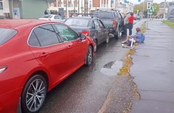 В Твери ищут свидетелей ДТП, в котором сбили женщину между стоящими машинами свидетелей