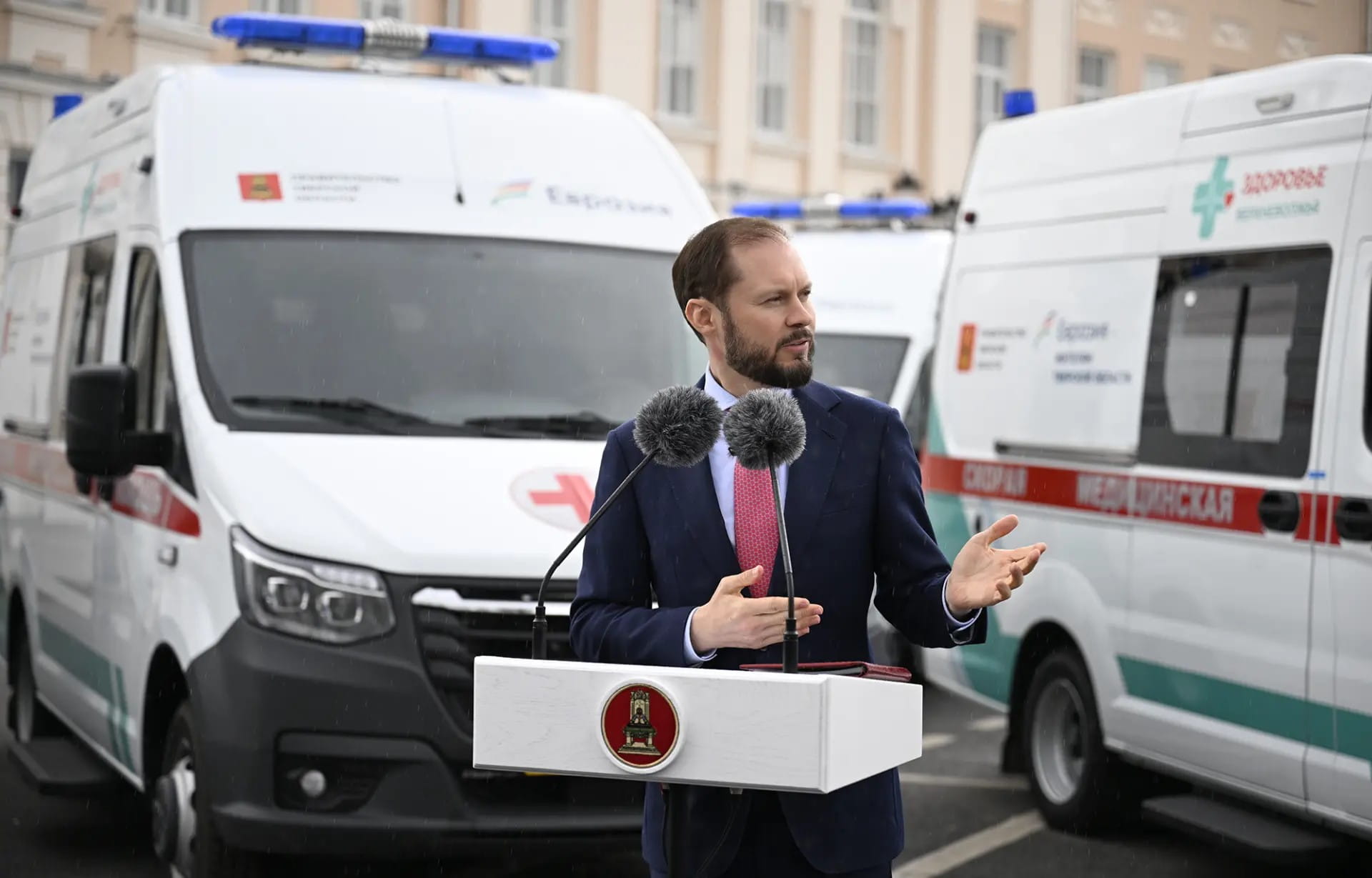 Виталий Королев и Алёна Аршинова приняли участие в торжественной церемонии вручения новых машин скорой помощи