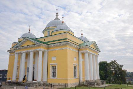 священник