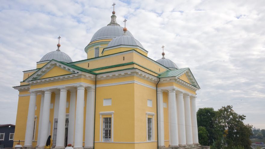 священник