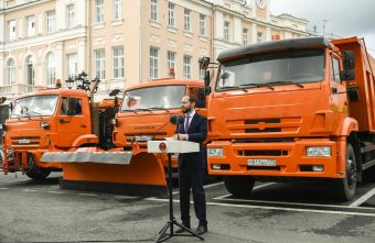 Глава региона Виталий Королев передал Твери, Ржеву и Торжку новую коммунальную технику Королев