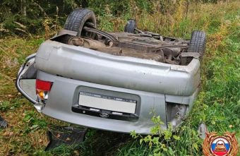 Появились фотографии с места ДТП с перевернувшимся "Хендаем" в Тверской области перевернувшимся