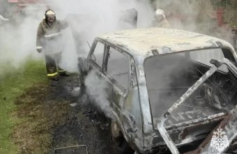 В деревне в Тверской области сгорел автомобиль сгорел