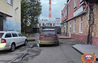 80-летняя женщина попала под колеса машины во дворе дома в Твери машины