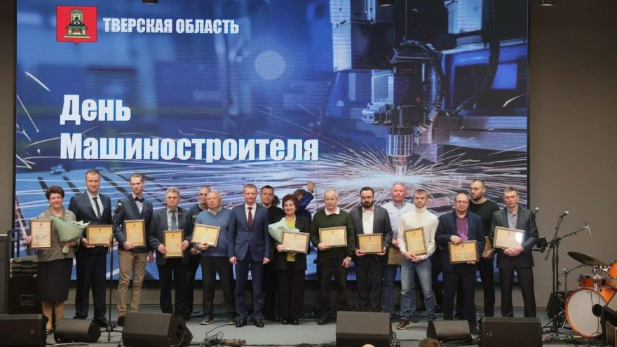 машиностроителям