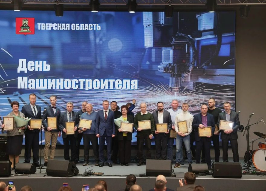 машиностроителям