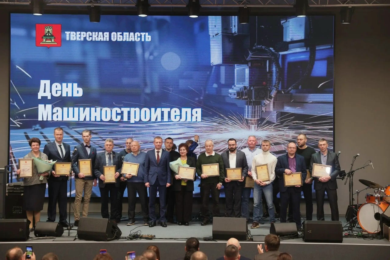 машиностроителям
