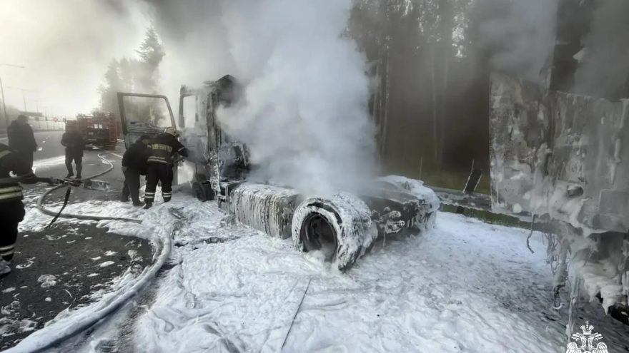 На трассе под Тверью пожарные спасли груз от уничтожения