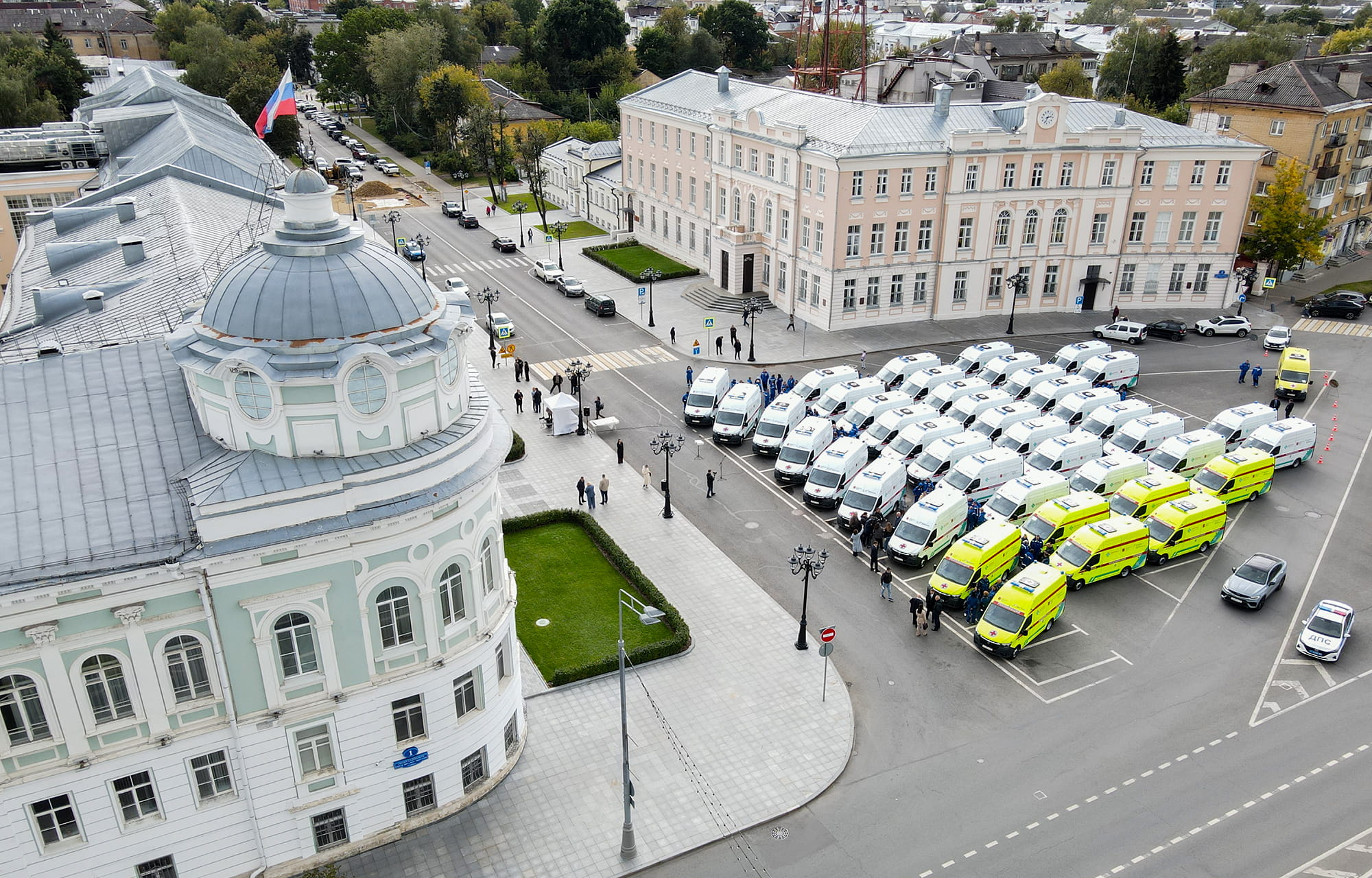 Виталий Королев и Алёна Аршинова приняли участие в торжественной церемонии вручения новых машин скорой помощи