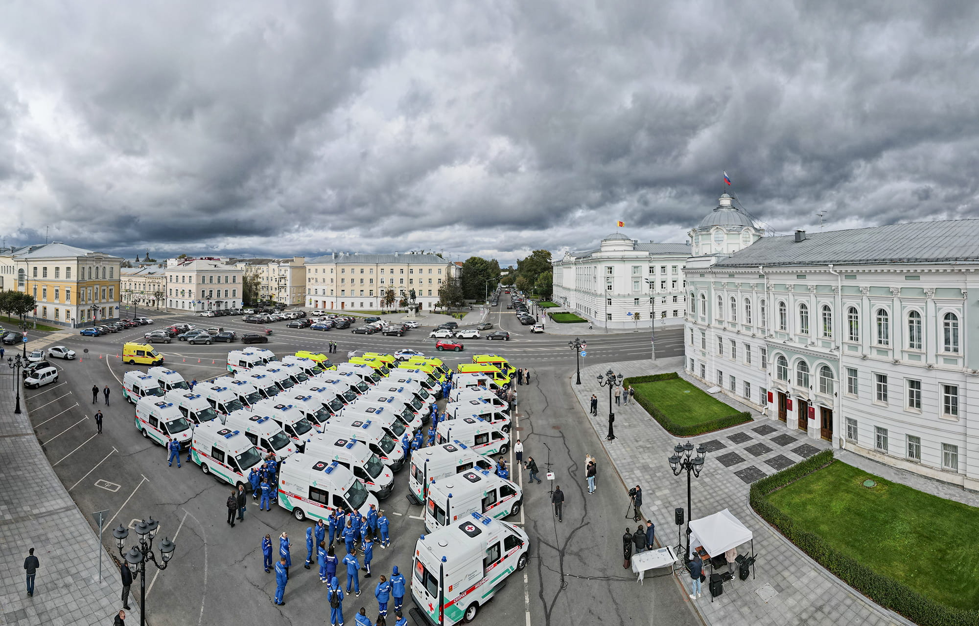 Виталий Королев и Алёна Аршинова приняли участие в торжественной церемонии вручения новых машин скорой помощи