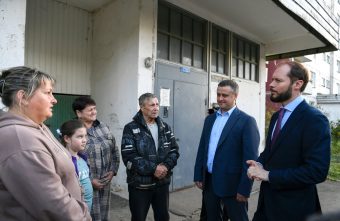 Виталий Королев в Зубцовском округе проконтролировал восстановление квартир, пострадавших весной при отражении атаки БПЛА Зубцовском