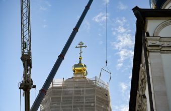 На колокольню Спасо-Преображенского кафедрального собора в Твери установили купол и крест крест