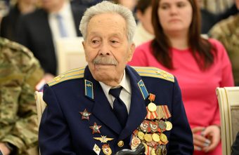 Виталий Королев поздравил в вековым юбилеем фронтовика Петра Потёмкина из Твери фронтовика