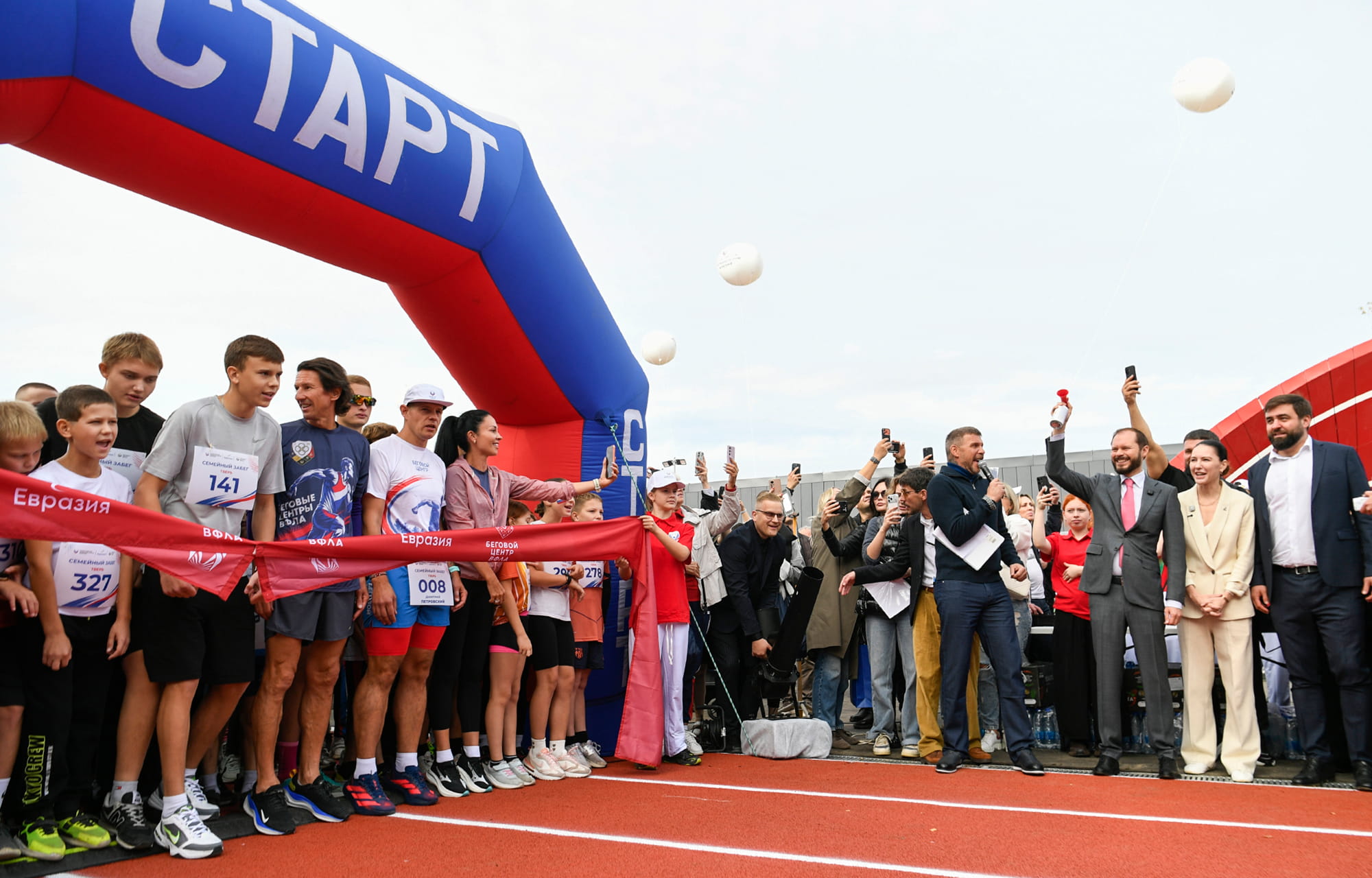 Виталий Королев и Алёна Аршинова вместе с лидерами спорта открыли новый беговой центр в Твери