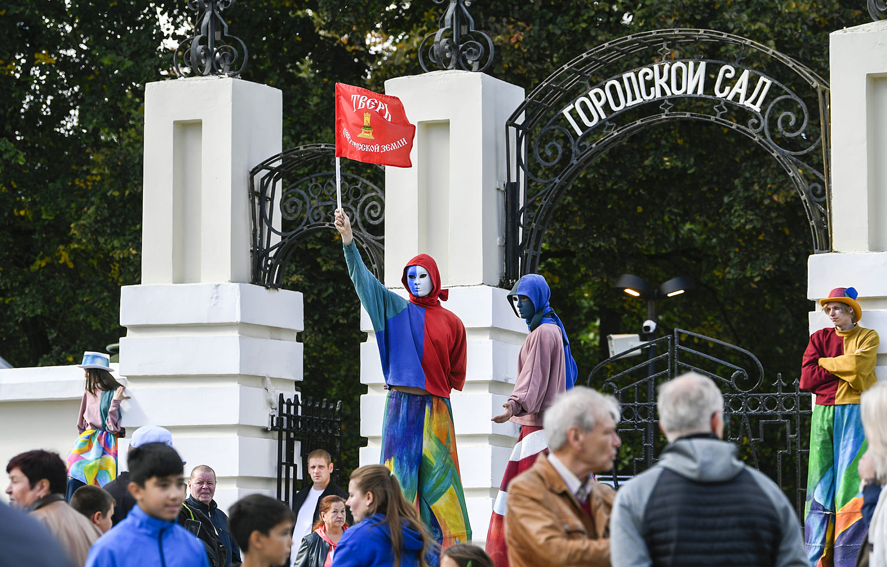 Первый в России бесплатный парк аттракционов: Виталий Королев и Алёна Аршинова открыли Городской сад после масштабной реновации