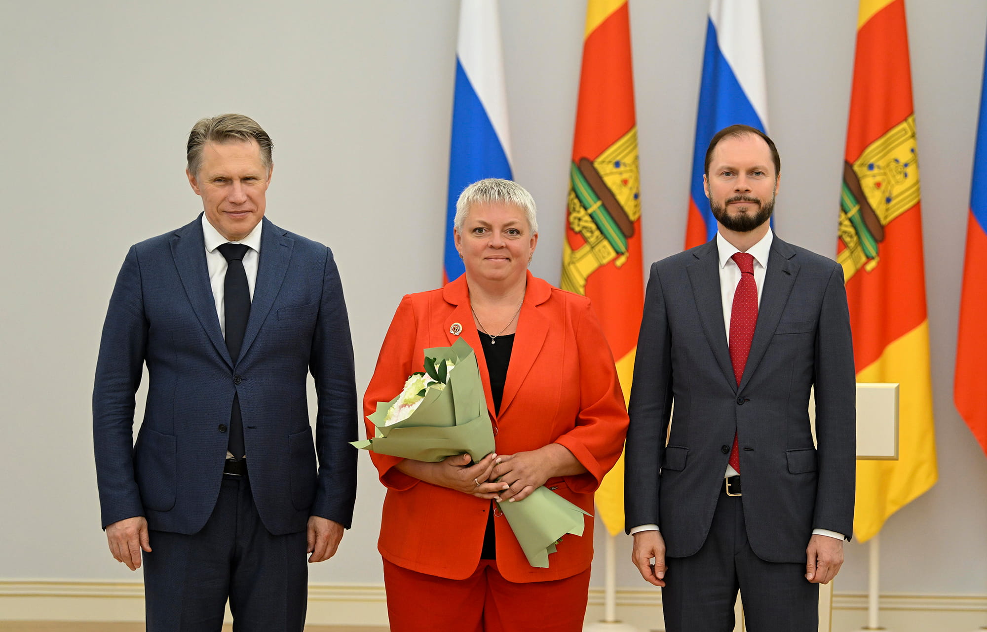 Виталий Королев и Михаил Мурашко наградили медиков Тверской области