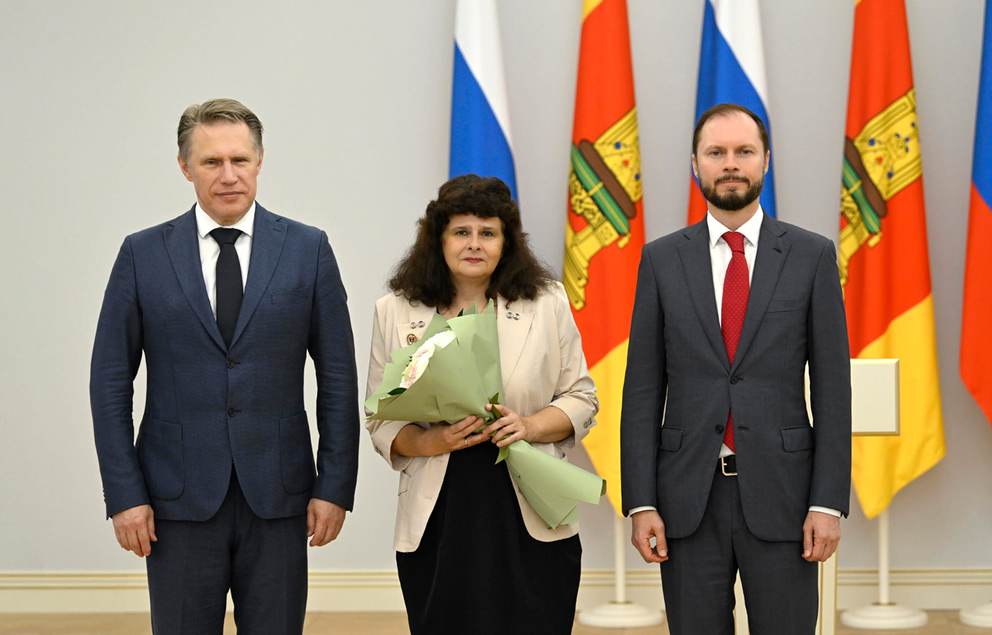 Виталий Королев и Михаил Мурашко наградили медиков Тверской области