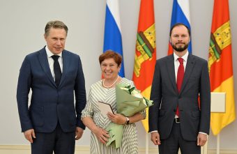 Виталий Королев и Михаил Мурашко наградили медиков Тверской области наградили
