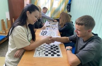 В Калязине летний сезон закрыли шашечным праздником шашечным