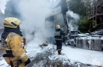 Под Тверью на ходу загорелся грузовик грузовик