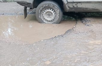 Из-за аварийной дороги в Тверской области школьный автобус ездить не будет автобус