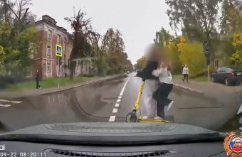 Две девочки на электросамокате попали под колеса машины в Твери электросамокате