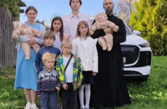 Многодетной семье из Тверской области подарили автомобиль автомобиль
