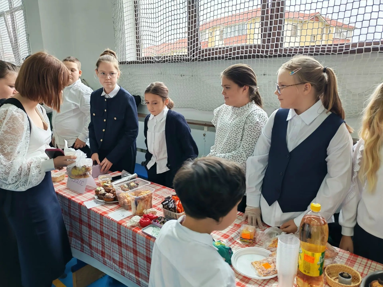 В Андреаполе школа отметила день рождения благотворительной ярмаркой