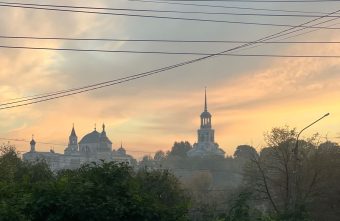 На небе в Тверской области заметили загадочные черные полосы