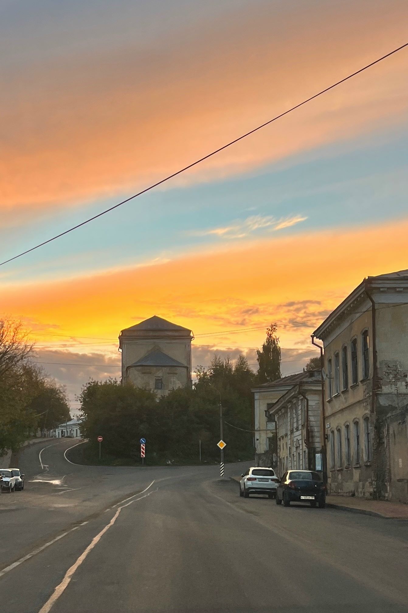 На небе в Тверской области заметили загадочные черные полосы