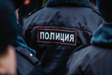 Курьера мошенников, который забрал деньги у пенсионерки из Тверской области, задержали в аэропорту аэропорту
