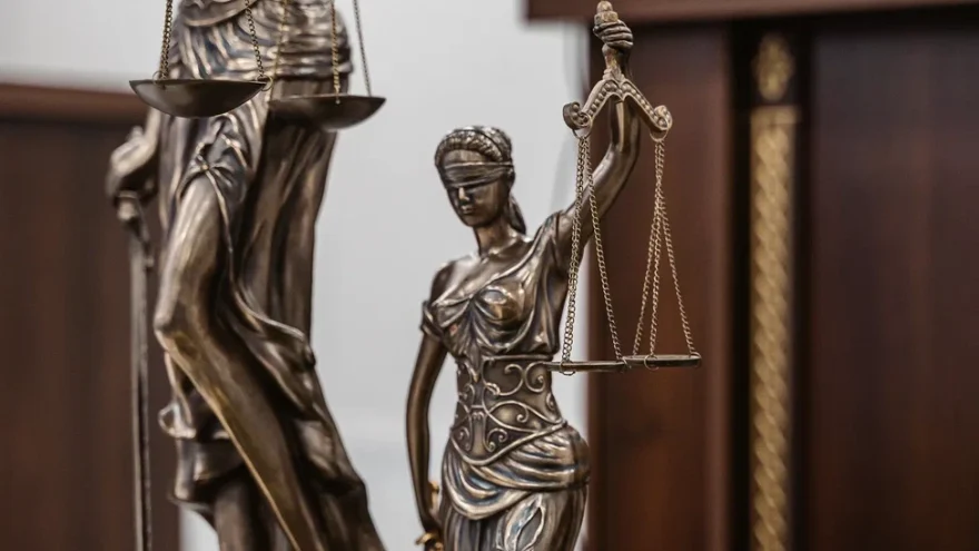 Суд взыскал с дроппера 1,5 миллиона рублей, украденных у детей бойца СВО из Тверской области