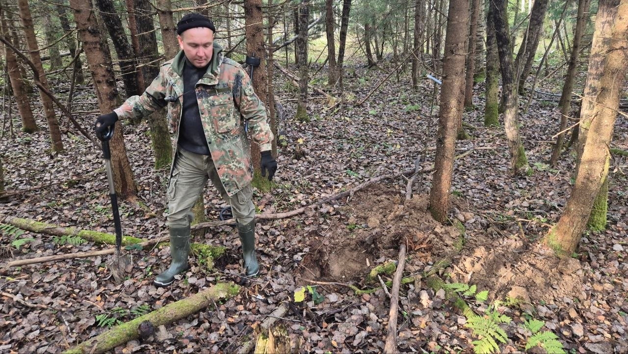 Поисковики Тверской области нашли в воронке останки трех красноармейцев